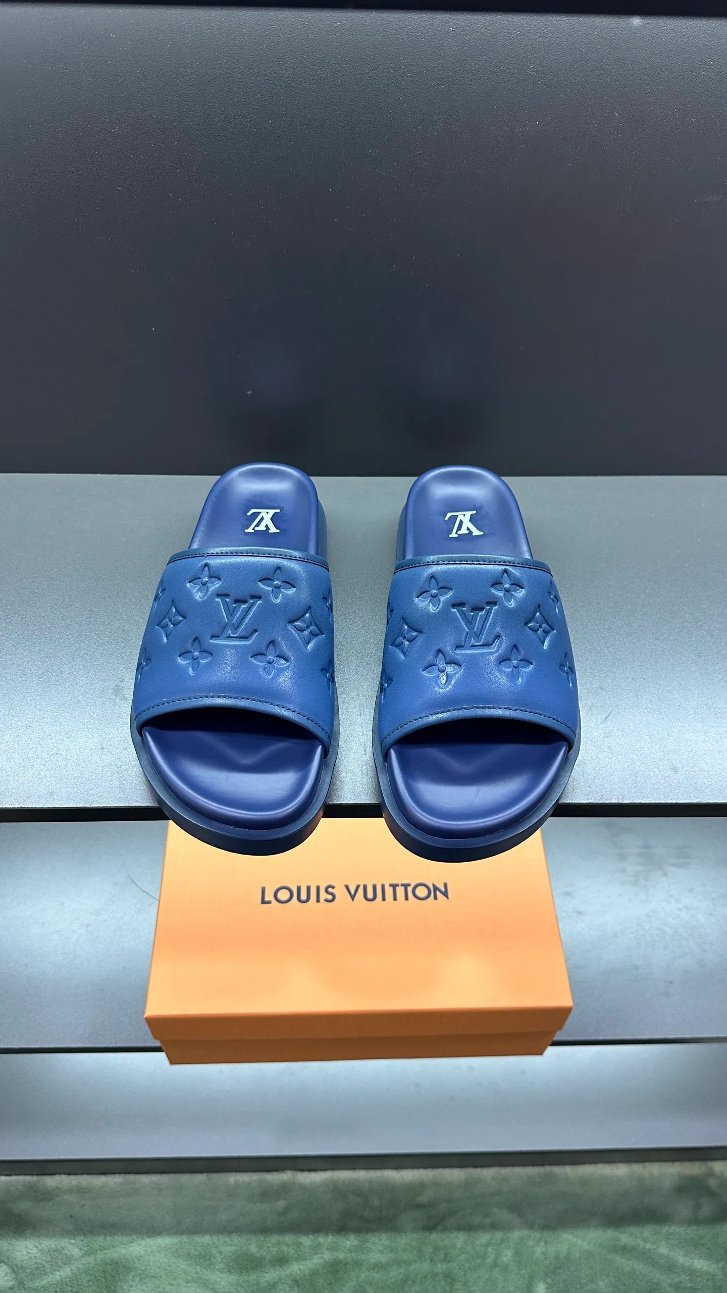 [L Home] P: 300💰Size: 38-45 Top purchasing lv men's summer slippers, classic presbyopia with soft real leather lining, unique color splicing effect, distinctive personality, fashionable and trendy essential style, light and comfortable. Lightweight and tough rubber insole, micro ridged foam outsole, super comfortable!